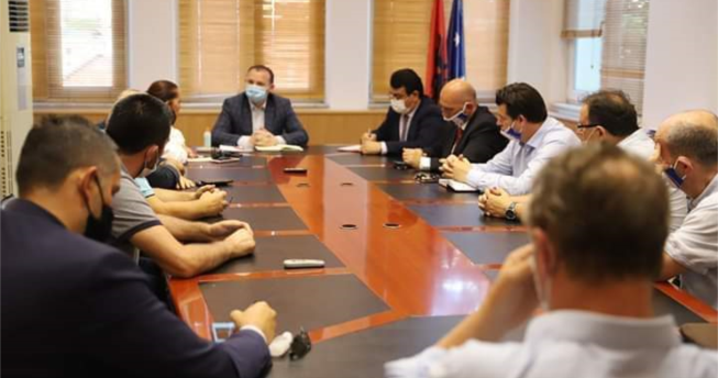 Mbledhje rreth tavolines