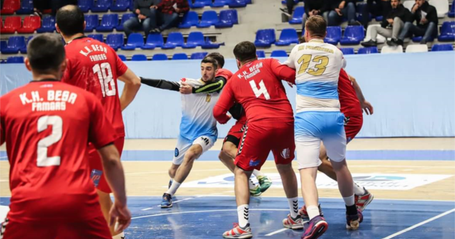 Një lojtar mundohet të largohet nga bllokimi i tre kundërshtarëve, një bashkëlojtar mundohet t'i ndihmojë atij, kurse dy kundërshtarë tjerë po presin rastin e duhur për të ndërhyrë edhe ata.