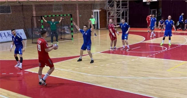 Lojtari ka topin në dorë dhe po mundohet t'ia pasojë bashkëlojtarit të tij, njëri kundërshtar ka ngritur duart lartë dhe po mundohet ta bllokojë pasimin, kundërshtarët e tjerë po presin rastin e duhur për të ndërhyrë.