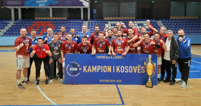 Kampionët e Kosovës në hendboll bashkë me trajnerët janë të gëzuar për fitoren e tyre në Superligë