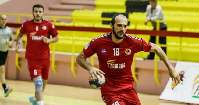 Lojtari po vrapon me top në dorë pas tij është edhe një bashkëlojtar.