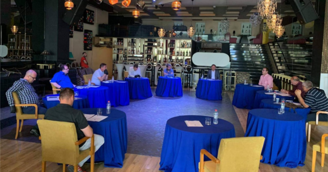 Në foto shihen Bordi i Federatës së Hendbollit të Kosovës, duke mbajtur një mbledhje.