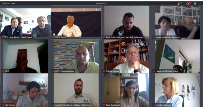 Në foto shihen sekretari i përgjithshëm Izet Gjinovci bashkë me përgjegjësin për projekte me EHF-në, Sherif Xhema duke mbajtur një videokonferencë me drejtuesit e lartë të Federatës Europiane të Hendbollit, gjithashtu edhe me zyrtarë të disa federatave nacionale.