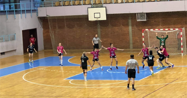 Në fushë janë gjyqtari dhe lojtaret e të dy skuadrave poashtu edhe portierja e njërës skuadër