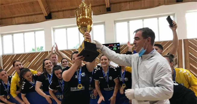 Presidenti i FHK-së Eugen Saraçini, ia dorëzon kupën e kampionit kapitenes së skuadrës.