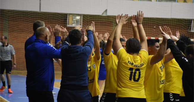 Lojtaret gëzojnë fitoren bashkë me trajnerët e skuadrës.