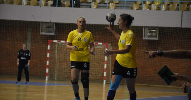 Lojtarja ia hedh topin bashkëlojtares së saj.