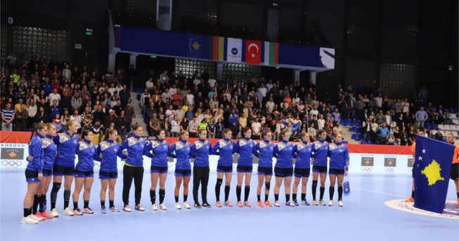 Në foto shihen hendbollistet e Kombëtares sonë duke e dëgjuar Himnin e Kosovës para fillmit të ndeshjes.