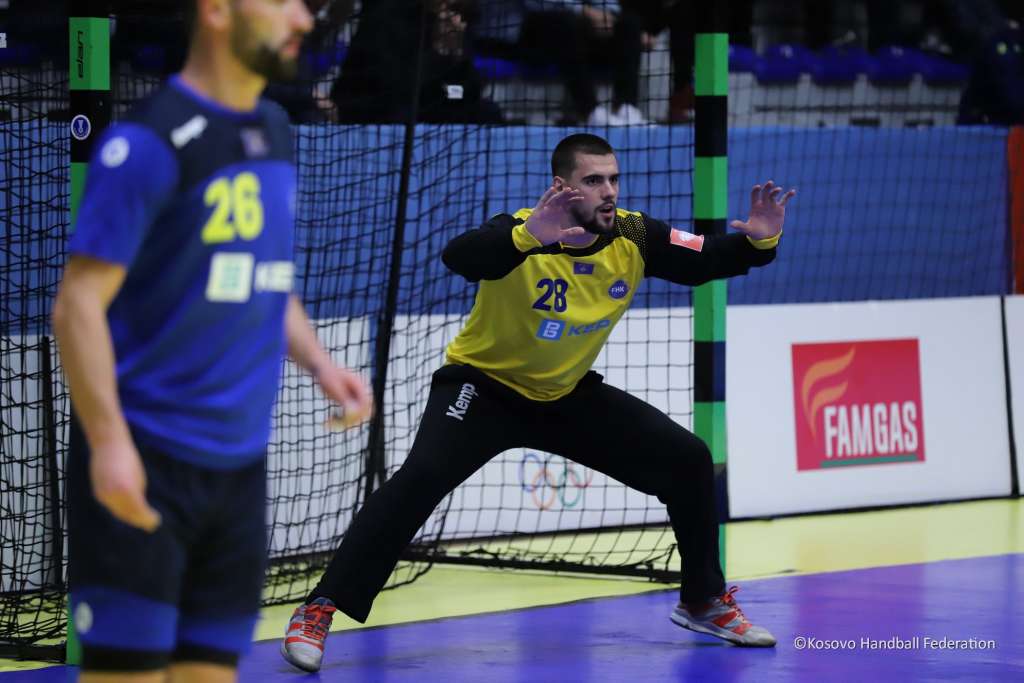 Haris Berisha tue qëndrue në portë me duart lart gjatë lojës