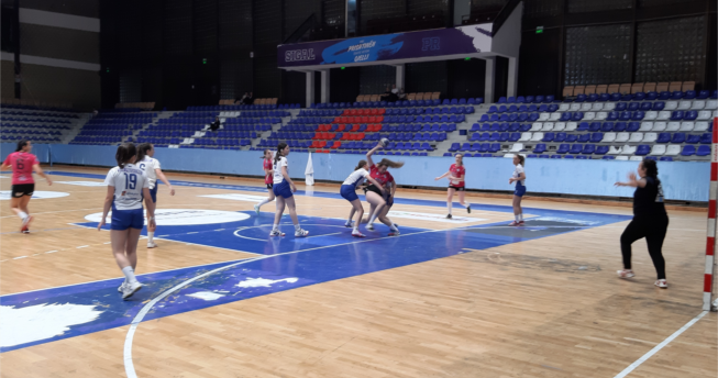 Në foto shihen lojtaret e dy skuadrave duke luajtur