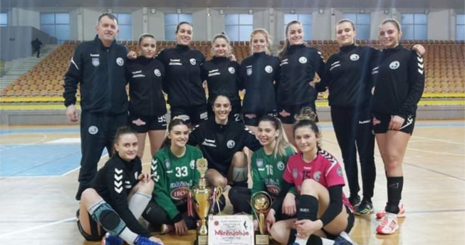 Në foto shihen lojtaret bashkë me trajnerin të cilat kanë fituar ndeshjen dhe kanë marë mirënjohje dhe kupën e fitores.