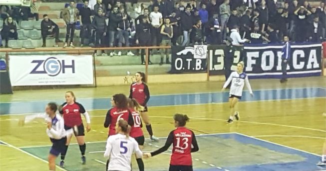Në foto shihet një lojtare e cila tashmë ka gjuajtur topin, kurse mbrapa saj janë pesë lojtare të ekipit kundërshtar dhe dy bashkëlojtare të saj.