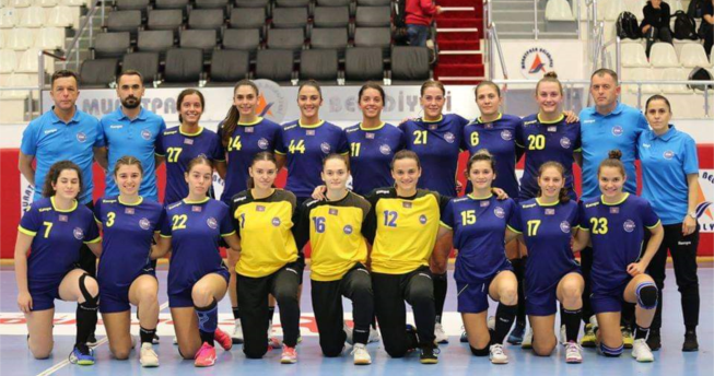 Në foto shihen hendbollistet që do t’a përfaqësojnë Kosovën në Kampionatin Botëror 2021, gjithashtu në foto janë edhe trajnerët e tyre.