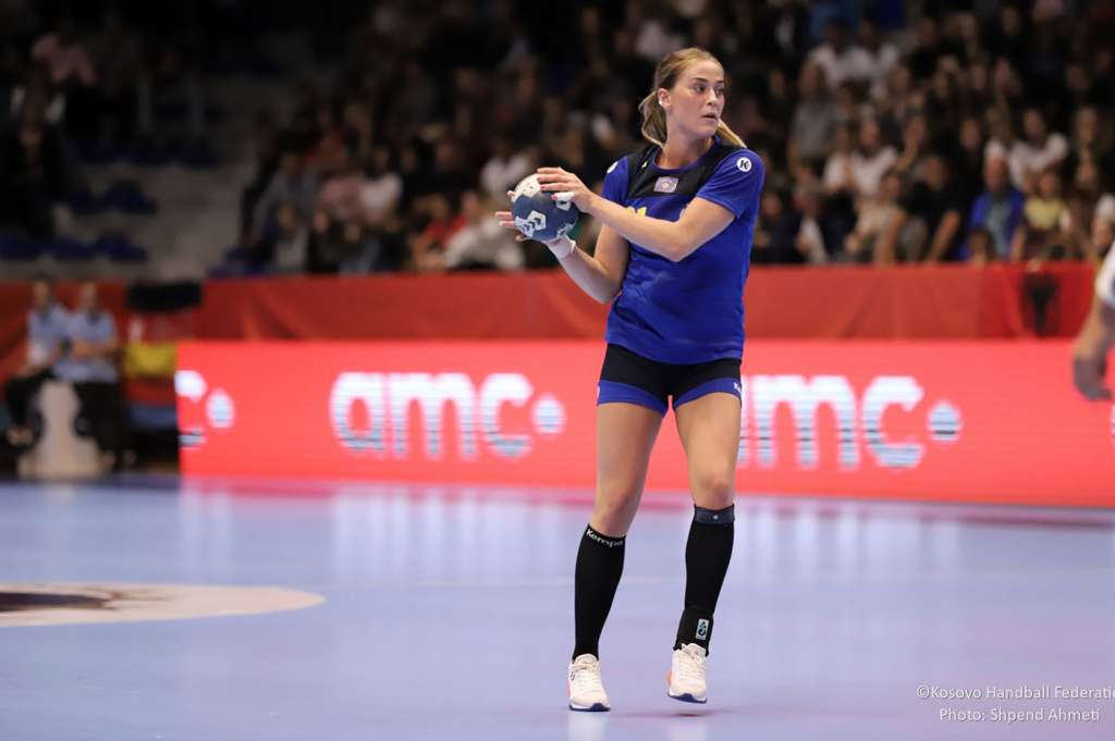 Leonora Demaj me top në dorë gjatë ndeshjes