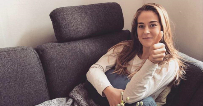 Në foto shihet kapitenia e Kosovës Leonora Demaj, e cila është në fazën e rikuperimit pas operacionit të kryer me sukses.