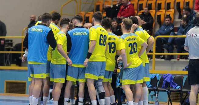 Lojtarët janë mbledhur rreth trajnerit për të marrë instruksione.