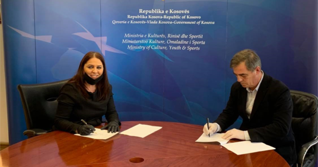 Në foto shihet presidenti i FHK-së Eugen Saraçini dhe Ministrja e Kulturës, Rinisë dhe Sportit, Vlora Dumoshi duke nënshkruar memorandumin e bashkëpunimit ndërmjet tyre.