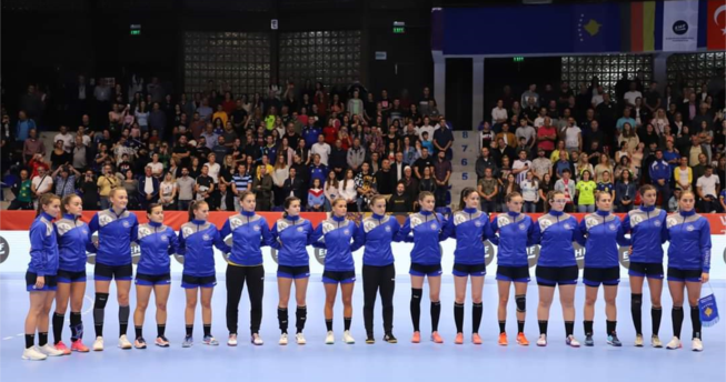 Në foto shihen hendbollistet e Kombëtares sonë duke e dëgjuar himnin e Kosovës para fillimit të ndeshjes.