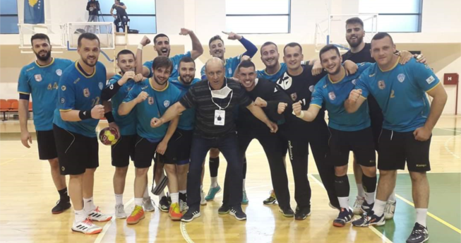 Lojtarët bashkë me trajnerin gëzohen për fitoren e tyre.