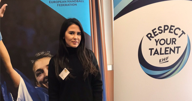 Në foto shihet Ronesa Ymeri administratore e FHK-së për marrëdhënie ndërkombëtare.