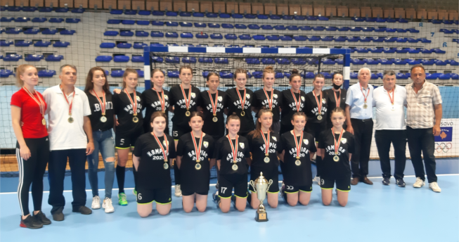 Fitueset së bashku me trajnerët dhe zyrtarët e klubit fotografohen me kupën e fituar.