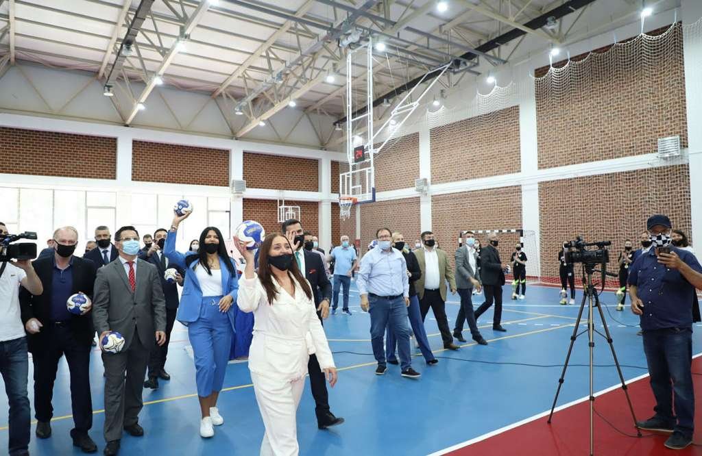 Zyrtare te ministrise se sportit, komunes se Vushtrrise dhe FHK's, me maska ne goje, dhe topa ne dore ne palester