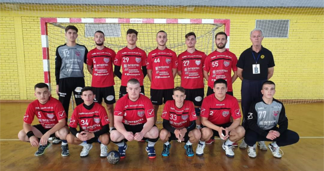 Në foto shihen lojtarët bashkë me trajnerin.