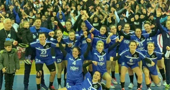 Në foto shihen hendbollistet të gëzuara që fituan ndeshjen.