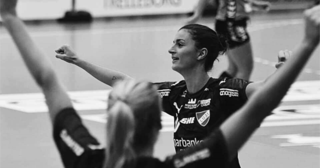 Në foto shihet hendbollistja Albana Arifi.