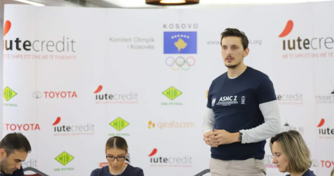 Në foto shihet administratori i garave në FHK, Muhamet Arifi.