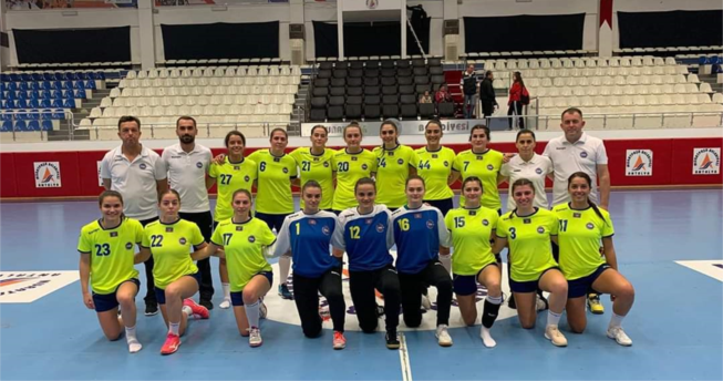 Në foto shihen lojtaret e Kombëtares së Kosovës bashkë me trajnerët e tyre.