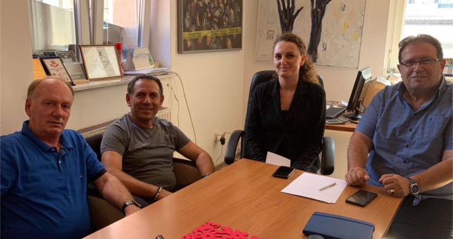 Në foto shihen drejtoresha për Kulturë, Rini dhe Sport e Gjilanit, Deniza Limani dhe përgjegjësi për sport, Malazog Hoxha, bashkë me sekretarin e përgjithshëm të FHK-së, Izet Gjinovci dhe komisari i garave, Istref Sadriu.