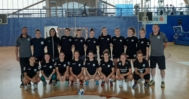 Në foto shihen hendbollistet e skuadrës Istogu bashkë me trajnerët e tyre.