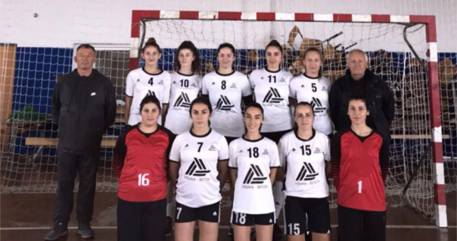 Në foto shihen lojtaret e klubit ‘Jusuf Gërvalla’ bashkë me trajnerët e tyre.