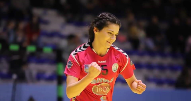 Në foto shihet një lojtare duke u gëzuar për golin e dhënë.