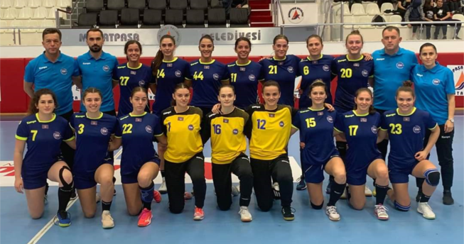 Në foto shihen hendbollistet e Kombëtares sonë bashkë me trajnerët e tyre.