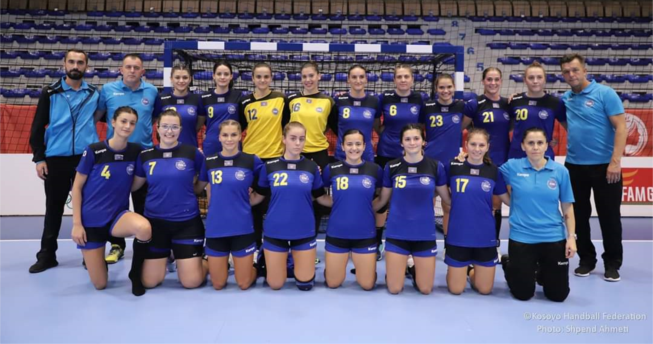 Në foto shihen lojtaret e Kombëtares sonë bashkë me trajnerët e tyre.