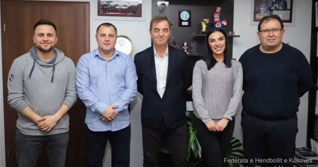 Në foto shihen kryetari i Shoqatës së Gazetarëve Sportivë të Kosovës (SHGSK), Edmond Thaçi, dhe dy nënkryetarët, Alba Merovci dhe Jon Ajeti, si dhe presidenti i FHK-së Eugen Saraçini dhe sekretari i përgjithshëm Izet Gjinovci.