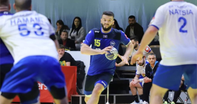 Në foto shihet hendbollisti Deniz Terziqi.