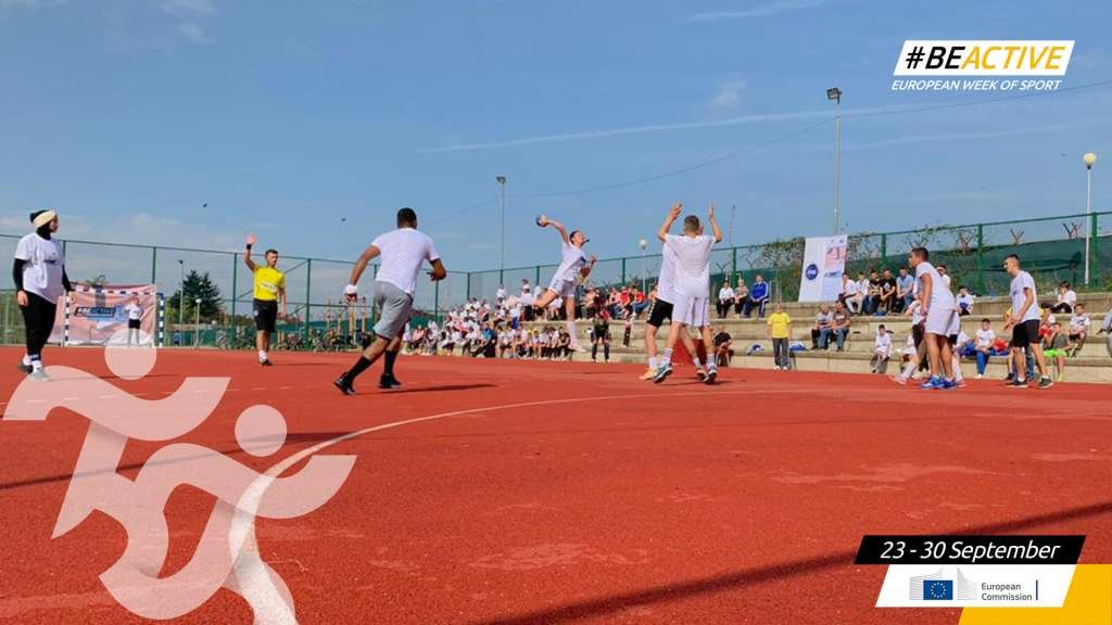 Femijet duke luajtur hendboll