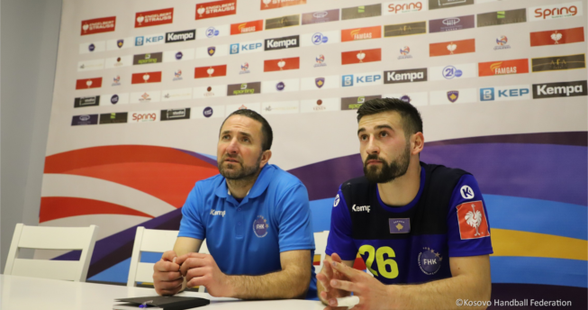 Në foto shihet përzgjedhësi i Kombëtares sonë, Taip Ramadani dhe hendbollisti, Drilon Tahirukaj.
