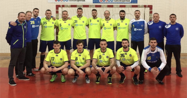 Në foto shihen lojtarët e kombëtares sonë bashkë me trajnerët e tyre.