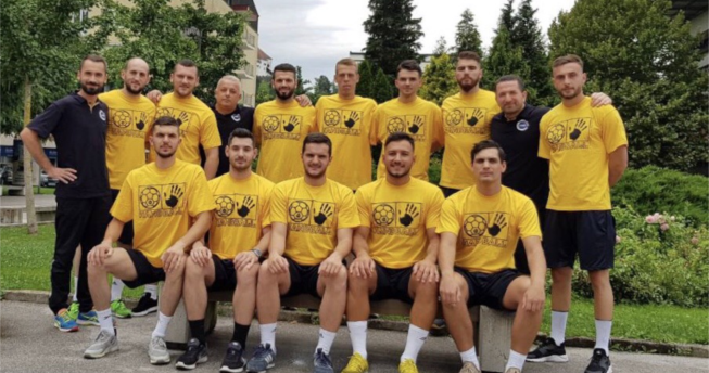 Në foto shihen hendbollistët e Kombëtares sonë bashkë me trajnerët e tyre.