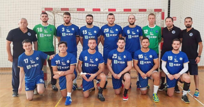 Në foto shihen hendbollistët e Kombëtares sonë bashkë me trajnerët e tyre.