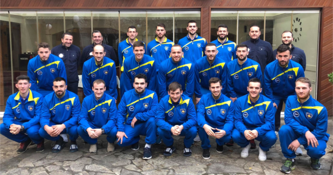 Në foto shihen lojtarët e Kombëtares sonë bashkë me përzgjedhësin, Taip Ramadani dhe trajnerët tjerë.