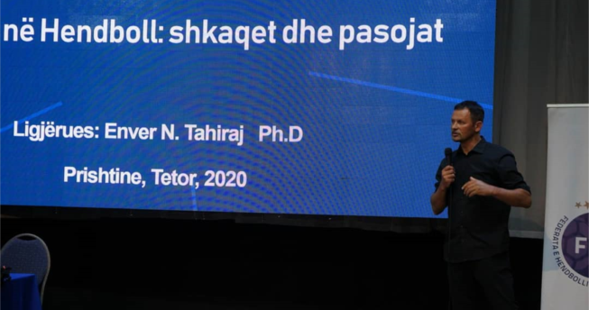 Dr Enver Tahiraj duke ligjeruar