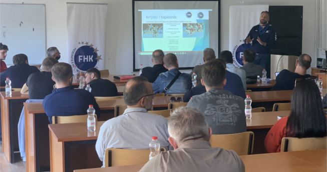 Gjyqëtarët duke ligjeruar