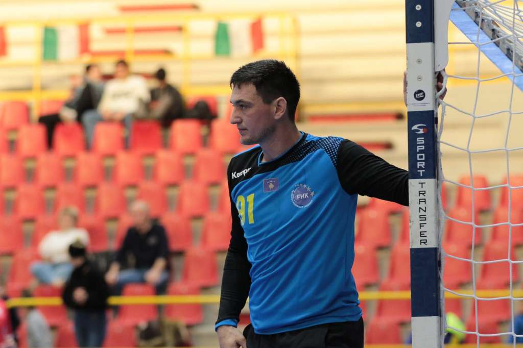 Liridon Zena duke qendruar ne porte gjate nje ndeshje