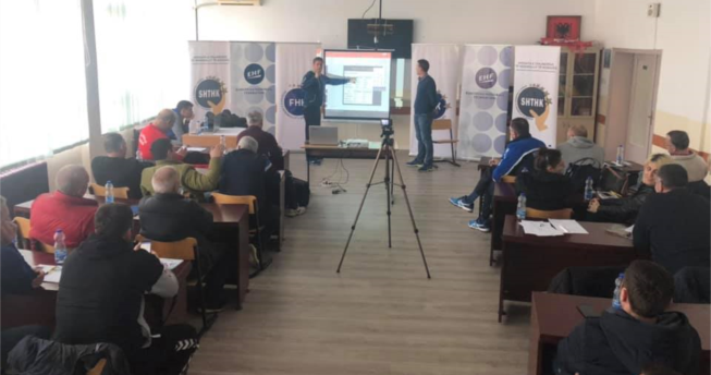 Trajnerët duke ligjeruar