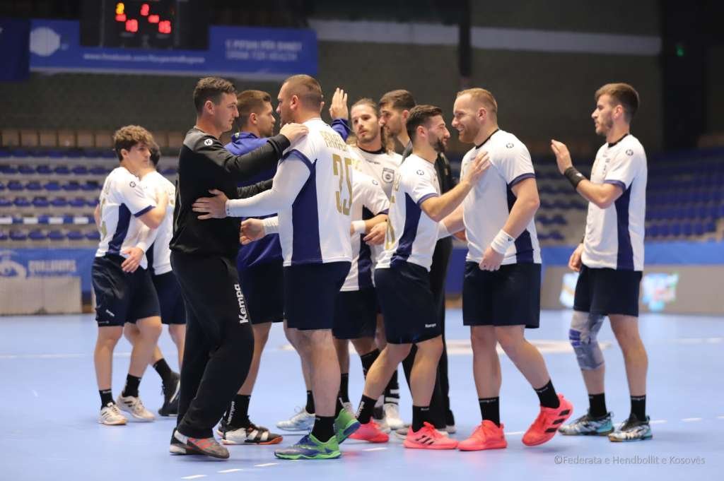 Lojtaret e Kosoves pershendesin njani tjetrin